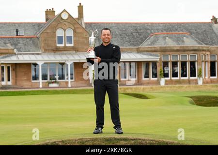 Troon, South Ayrshire, Schottland, Vereinigtes Königreich. 21. Juli 2024; Royal Troon Golf Club, Troon, South Ayrshire, Schottland; die Open Championship Final Round; Xander Schauffele hebt nach seinem Sieg die Kanne mit 9 unter Par Credit: Action Plus Sports Images/Alamy Live News Stockfoto