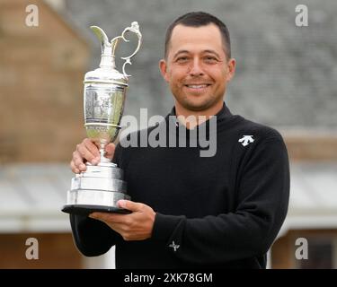 Troon, South Ayrshire, Schottland, Vereinigtes Königreich. 21. Juli 2024; Royal Troon Golf Club, Troon, South Ayrshire, Schottland; die Open Championship Final Round; Xander Schauffele hebt nach seinem Sieg die Kanne mit 9 unter Par Credit: Action Plus Sports Images/Alamy Live News Stockfoto