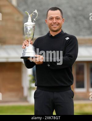 Troon, South Ayrshire, Schottland, Vereinigtes Königreich. 21. Juli 2024; Royal Troon Golf Club, Troon, South Ayrshire, Schottland; die Open Championship Final Round; Xander Schauffele hebt nach seinem Sieg die Kanne mit 9 unter Par Credit: Action Plus Sports Images/Alamy Live News Stockfoto