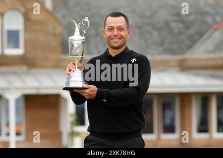 Troon, South Ayrshire, Schottland, Vereinigtes Königreich. 21. Juli 2024; Royal Troon Golf Club, Troon, South Ayrshire, Schottland; die Open Championship Final Round; Xander Schauffele hebt nach seinem Sieg die Kanne mit 9 unter Par Credit: Action Plus Sports Images/Alamy Live News Stockfoto