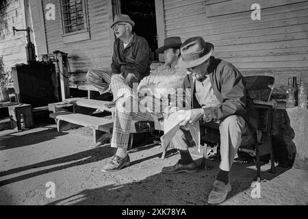 Mazedonien, Arkansas, USA – 27. Juni 2024: Vor Jahren waren alte Landhäuser oft das soziale Zentrum kleiner Gemeinden. Diese Herren Stockfoto