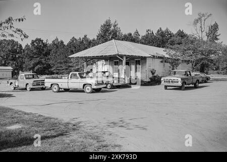 Mazedonien, Arkansas, USA – 27. Juni 2024: Horizontale Aufnahme einer Vorderseite eines alten Landhauses. Stockfoto