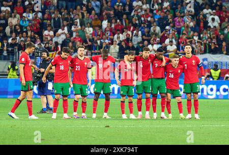 Frankfurt, Deutschland. Juli 2024. Team POR bei 11m Elfmeterschießen, Cristiano RONALDO, Por 7 Francisco Conceicao, POR 26 Nelson Semedo, Por 2 Ruben Dias, Por 4 Bernardo Silva, Por 10 Nuno Mendes, Por 19 Diogo Jota, POR 21 Ruben Neves, Por 18 Joao Palhinha, POR 6 im Best of 16-Spiel PORTUGAL - SLOWENIEN 3-0 N.E. der UEFA-Europameisterschaften 2024 am 01. Juli 2024 in Frankfurt. Fotograf: ddp Images/STAR-Images Credit: ddp Media GmbH/Alamy Live News Stockfoto