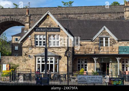 Die Railway at Buxton und das Viadukt Buxton sind ein Kurort im Borough of High Peak, Derbyshire, England Stockfoto