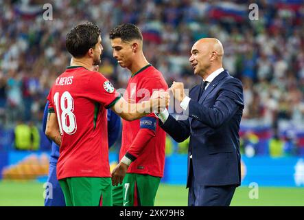 Frankfurt, Deutschland. Juli 2024. Team POR bei 11m Elfmeterschießen, Roberto Martinez, POR-Cheftrainer, Teammanager, Trainer, Cristiano RONALDO, Por 7 Ruben Neves, Por 18 im Best of 16 Spiel PORTUGAL - SLOWENIEN 3-0 N.E. der UEFA-Europameisterschaften 2024 am 01. Juli 2024 in Frankfurt. Fotograf: ddp Images/STAR-Images Credit: ddp Media GmbH/Alamy Live News Stockfoto