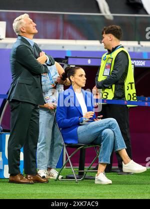 Frankfurt, Deutschland. Juli 2024. Fotostory: Esther Sedlaczek, Moderatorin ARD Sport Moderatorin, Sportmoderatorin, Journalistin denken Ihre Maskenbildnerin macht ihre Haare, aber Bastian SCHWEINSTEIGER, Co-Moderator ARD hat im Best of 16 Spiel PORTUGAL - SLOWENIEN 3-0 N.E. der UEFA-Europameisterschaft 2024 am 01. Juli 2024 in Frankfurt, Deutschland, übernahmen. Fotograf: ddp Images/STAR-Images Credit: ddp Media GmbH/Alamy Live News Stockfoto