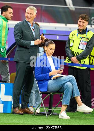 Frankfurt, Deutschland. Juli 2024. Fotostory: Esther Sedlaczek, Moderatorin ARD Sport Moderatorin, Sportmoderatorin, Journalistin denken Ihre Maskenbildnerin macht ihre Haare, aber Bastian SCHWEINSTEIGER, Co-Moderator ARD hat im Best of 16 Spiel PORTUGAL - SLOWENIEN 3-0 N.E. der UEFA-Europameisterschaft 2024 am 01. Juli 2024 in Frankfurt, Deutschland, übernahmen. Fotograf: ddp Images/STAR-Images Credit: ddp Media GmbH/Alamy Live News Stockfoto