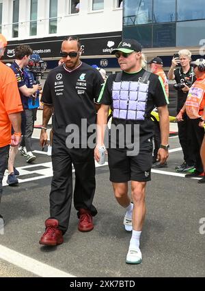 Lewis Hamilton (GBR) - Mercedes-AMG PETRONAS F1 Team - Mercedes W15 - Mercedes E Performance an Valtteri Bottas (FIN) - Stake F1 Team Kick sauber - sauber C44 - Ferrari während des Renntages am Sonntag, 21. Juli, des Großen Preises der Formel 1 von Ungarn 2024, geplant ist, vom 19. juli bis 21. juli 2024 auf der Hungaroring-Strecke in Mogyorod, Budapest, Ungarn Stockfoto