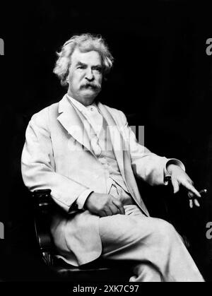 Der US-amerikanische Schriftsteller und Humor Samuel Clemens, besser bekannt als Mark Twain, dreiviertel langes, sitzendes Porträt mit Zigarre in der Hand, A. F. Bradley, 1907 Stockfoto