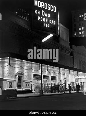 Morosco Theater bei Nacht, Gebäude außen und Straßenszene, New York City, New York, USA, Ed Ford, New York World-Telegram and the Sun Newspaper Photograph Collection, 1963 Stockfoto