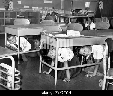 Junge Schulkinder krabbeln während eines Luftangriffs unter Schreibtische, P.S. 58, Carroll & Smith Streets, Brooklyn, New York City, New York, USA, Walter Albertin, New York World-Telegram and the Sun Newspaper Photograph Collection, 1962 Stockfoto