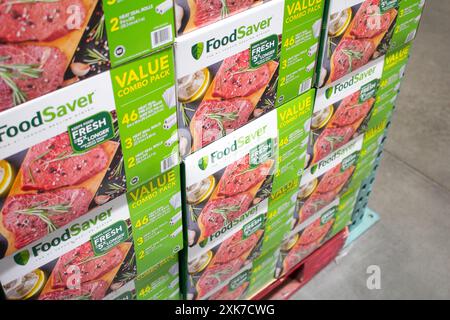 Los Angeles, Kalifornien, USA - 26.04.2021: Eine Ansicht mehrerer Pakete mit FoodSaver-Produkten, die in einem örtlichen Großhandelsgeschäft ausgestellt werden. Stockfoto