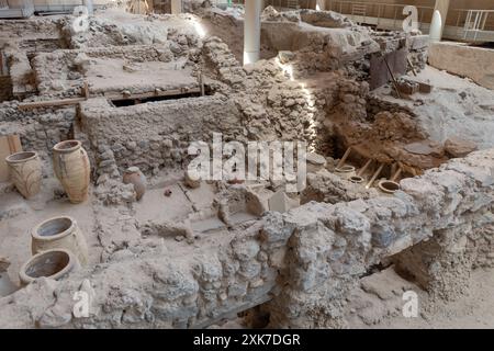 Töpferwaren in den Ruinen der prähistorischen Siedlung Akrotiri auf der Insel Santorin, Griechenland Stockfoto