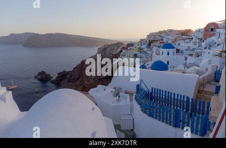 Dorf Oia bei Sonnenuntergang, Santorin, Griechenland Stockfoto