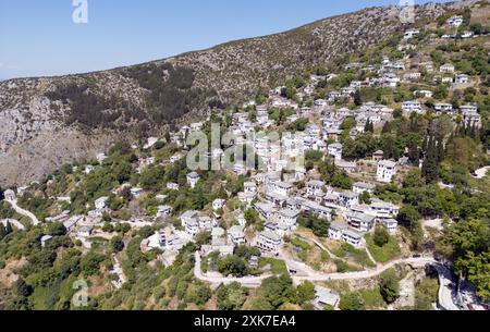 Aus der Vogelperspektive auf das malerische Dorf Makrinitsa, Pelio, Griechenland Stockfoto