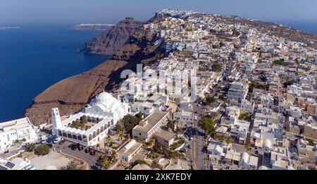 Aus der Vogelperspektive von Fira, der Hauptstadt der griechischen ägäischen Insel Santorin Stockfoto