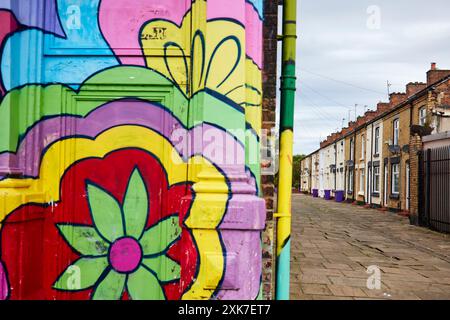 Ringo Starrs Kindheitsheim (pink) 10 Admiral Grove, Liverpool mit einem Wandbild von sich selbst im Empress Pub in Toxteth The Pub, der auf seinem Album zu sehen ist Stockfoto