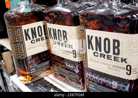 Los Angeles, Kalifornien, USA - 04-06-2021: Ein Blick auf mehrere Flaschen Knob Creek Bourbon Whiskey 9 Jahre, im Laden. Stockfoto