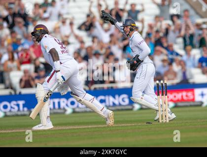 Nottingham, Vereinigtes Königreich, Trent Bridge Cricket Ground. 18-22. Juli 2024. International Cricket Test Match (England gegen West Indies Men) im Bild: Jamie Smith (WK) feiert das Bowling von Jason Holder und den Sieg des Spiels. Kautionen auf dem Boden. Quelle: Mark Dunn/Alamy Live News Stockfoto