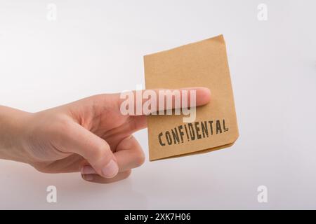 Braunes Papier vertraulich Text auf weißem Hintergrund Stockfoto