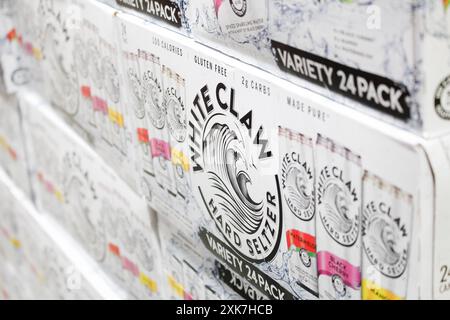 Los Angeles, Kalifornien, Vereinigte Staaten - 04-06-2021: Eine Ansicht mehrerer Fälle von White Claw harter Seltzer-Getränk im Supermarkt. Stockfoto