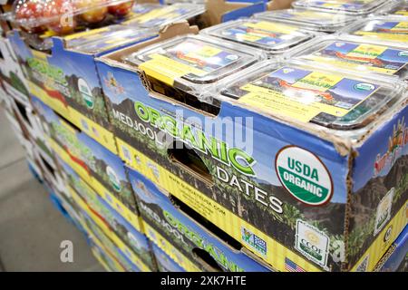 Los Angeles, Kalifornien, Vereinigte Staaten - 04-06-2021: Eine Ansicht mehrerer Pakete von Sun Date USA Medjool Dates im Supermarkt. Stockfoto