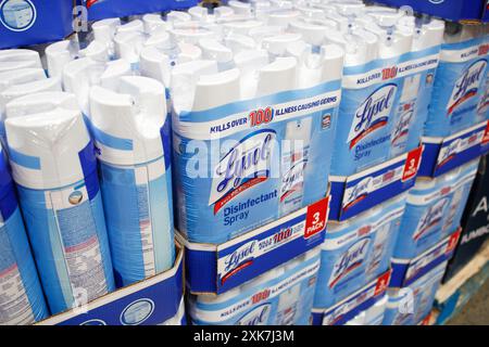 Los Angeles, Kalifornien, USA - 04-06-2021: Eine Ansicht mehrerer Pakete Lysol Desinfektionsspray, im Lebensmittelgeschäft. Stockfoto