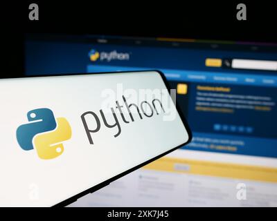 Smartphone mit Logo der Organisation Python Software Foundation (PSF) vor der Website. Fokussieren Sie sich auf die linke Mitte des Telefondisplays. Stockfoto