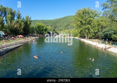 Flussstrand in der Stadt Valhelhas, umgeben von grünen Bergen in der Nähe der Serra da Estrela-Valhelhas-Portugal. Stockfoto