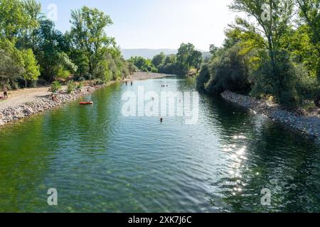 Flussstrand in der Stadt Valhelhas, umgeben von grünen Bergen in der Nähe der Serra da Estrela-Valhelhas-Portugal. Stockfoto