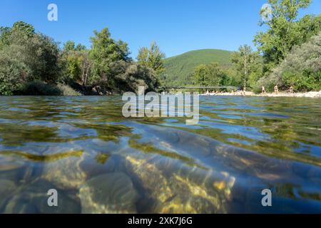 Flussstrand in der Stadt Valhelhas, umgeben von grünen Bergen in der Nähe der Serra da Estrela-Valhelhas-Portugal. Stockfoto