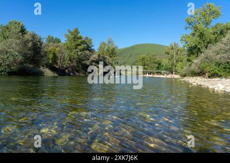 Flussstrand in der Stadt Valhelhas, umgeben von grünen Bergen in der Nähe der Serra da Estrela-Valhelhas-Portugal. Stockfoto