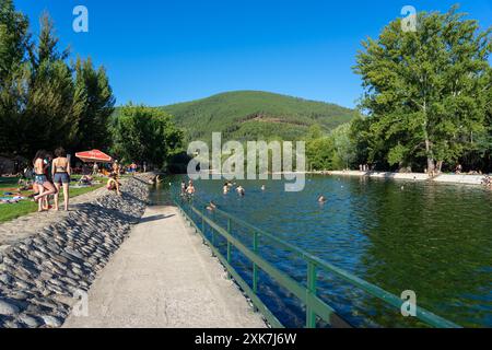 Flussstrand in der Stadt Valhelhas, umgeben von grünen Bergen in der Nähe der Serra da Estrela-Valhelhas-Portugal. Stockfoto