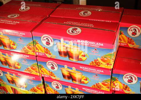 Los Angeles, Kalifornien, Vereinigte Staaten - 04-06-2021: Eine Ansicht mehrerer Fälle von Mangohelada Mangohelada Mangobaumbechern im Lebensmittelgeschäft. Stockfoto