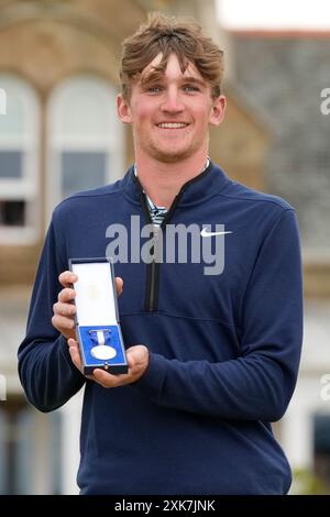 Troon, South Ayrshire, Schottland, Vereinigtes Königreich. 21. Juli 2024; Royal Troon Golf Club, Troon, South Ayrshire, Schottland; Open Championship Final Round; Calum Scott zeigt die Silbermedaille für den höchsten Abschluss bei der Open Championship 2024. Credit: Action Plus Sports Images/Alamy Live News Stockfoto