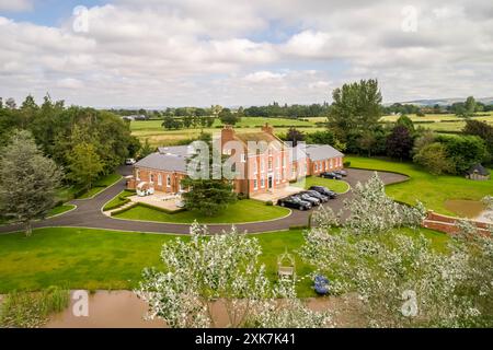 Großes Neubauhaus mit Poolhaus und Grundstück in der englischen Landschaft Stockfoto