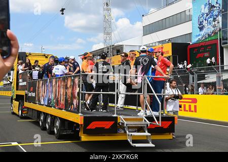 Mogyorod, Ungarn. Juli 2024. Fahrerparade vor dem Rennen während des Renntages am Sonntag, den 21. Juli, des Formel-1-Großen Preises von Ungarn 2024, der vom 19. juli bis 21. juli 2024 auf der Hungaroring-Strecke in Mogyorod, Budapest, Ungarn, stattfinden soll. Credit: Alessio de Marco/Alamy Live News Stockfoto