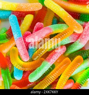 Helle Neongummiwürmer in einem Haufen. Stockfoto