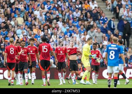 Edinburgh, Großbritannien. Juli 2024. Manchester United Mittelfeldspieler Amad Diallo (16) erzielt ein TOR 0-1 und feiert mit Manchester United Verteidiger Aaron Wan-Bissaka (29) Manchester United Mittelfeldspieler Mason Mount (7) Manchester United Mittelfeldspieler Casemiro (18) Toby Collyer Manchester United New unterschrieb Leny Yoro (15) während der Vorsaison-Freundschaft zwischen Glasgow Rangers FC und Manchester United Spiel im Scottish Gas Murrayfield Stadium, Edinburgh, Schottland, Großbritannien am 20. Juli 2024 Credit: Every Second Media/Alamy Live News Stockfoto