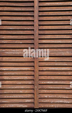 Fenster mit Holzläden, Holzjalousien. Holzstruktur, Holzhintergrund Stockfoto