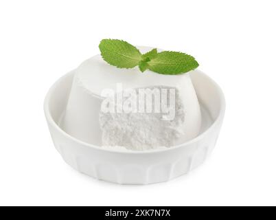 Köstlicher Ricotta-Käse und Minze in einer Schüssel isoliert auf weiß Stockfoto