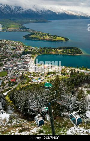 Panorama von Queenstown und Lake Wakatipu von der Spitze des Skyline, Queenstown, Otago, Südinsel, Neuseeland Stockfoto