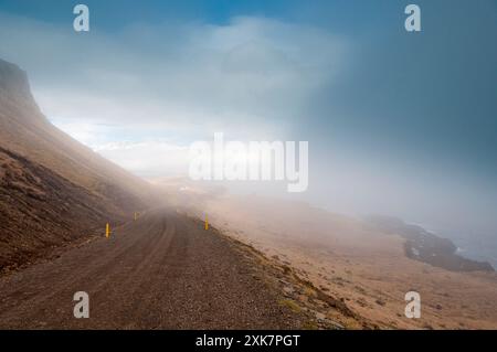 Reydarfjördur und die Berge des Bereichs Oddsskaro Pass im Osten Fjorde Region von Ost-Island Stockfoto