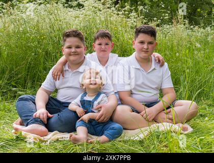 Eine große glückliche Familie, 4 Brüder unterschiedlichen Alters in der Natur, der jüngste ist ein Jahr alt. Alle Jungs sind voll und fröhlich Stockfoto