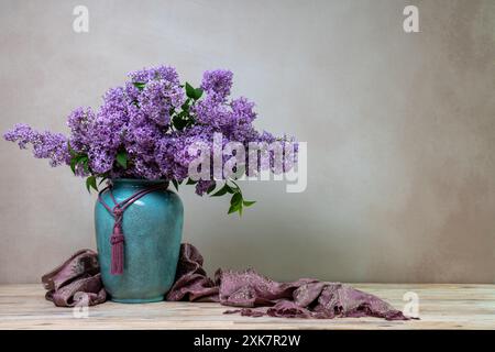 Ein riesiger Fliederstrauß in einer großen Vase, isoliert auf hellem Hintergrund. Stillleben mit Blumen, viel Platz für Text Stockfoto