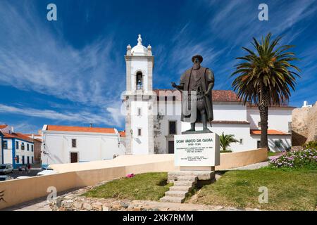 Statue von Dom Vasco da Gama und die Mutterkirche des São Salvador, Sines, Alentejo, Südportugal, Europa Stockfoto