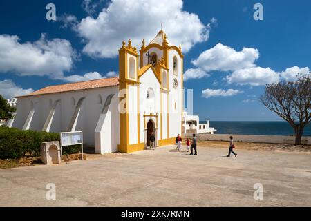 Die typisch portugiesischen weiße Fassade der Kirche Nossa Senhora da Luz in Lagos, Algarve, Portugal, Europa Stockfoto