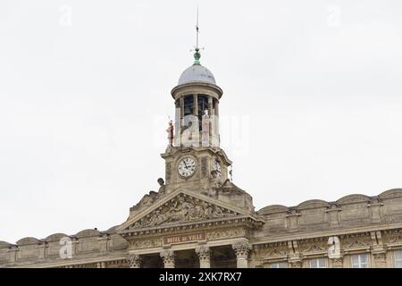 Cambrai, Frankreich - 21. Mai 2023: Ein Blick aus nächster Nähe auf den verzierten Uhrenturm auf dem Rathaus von Cambrais, der sein kompliziertes Design und das traditionelle zeigt Stockfoto