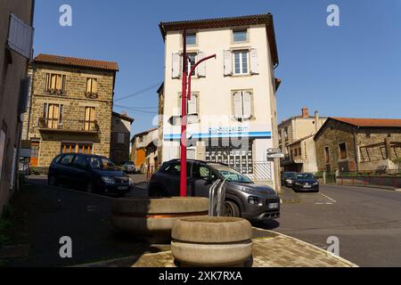 Langeac, Frankreich - 28. Mai 2023: Eine ruhige Straßenecke in Langeac, Frankreich, die die charmante Architektur der Stadt mit einer Mischung aus alten Steinbauten zeigt Stockfoto