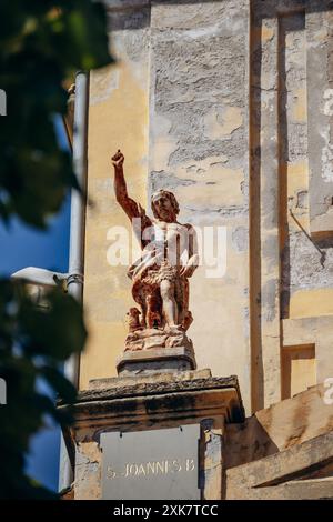 Nizza, Frankreich - 25. Mai 2024: Skulptur an der Fassade der Chapelle de la Misericorde in Nizza Stockfoto